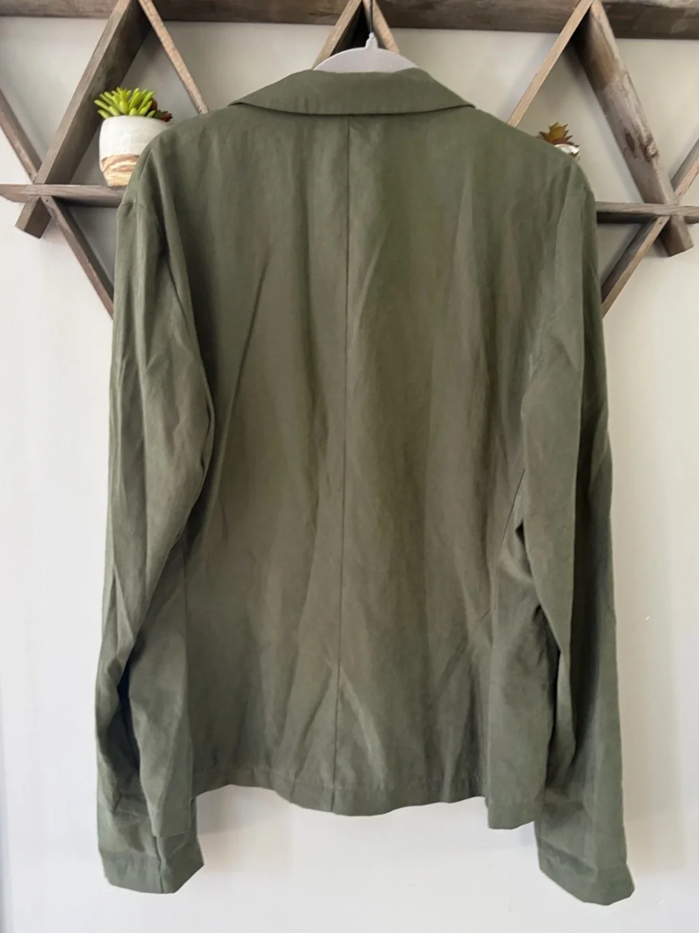 Men’s Asos Design lightweight green Suit Jacket. Size 40.